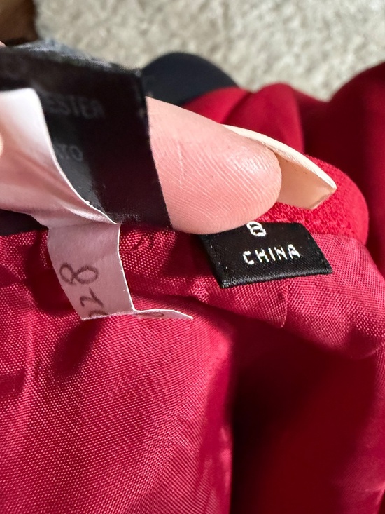 Classic pencil shape from Zara. Rich red tone with clean seaming. Smooth fabric - Picture 8 of 11